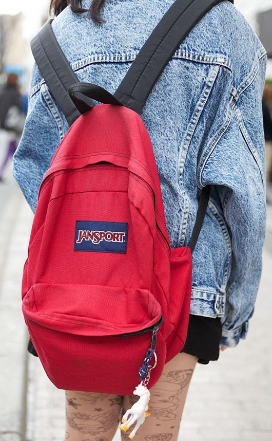 I love backpacks, and bright colours like this just adds a little bit of fun to an otherwise dull outfit (Pic | tokyofashion.blogspot.com)