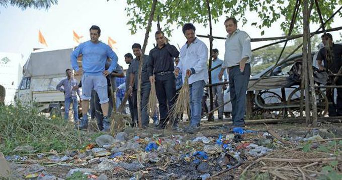 Salman Khan supports the 'Clean India' campaign