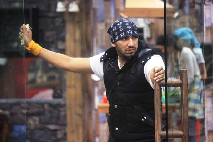 OMG! Bigg Boss 8: Sonali Raut Slaps Ali Mirza (And Now He May Be Out Of The House!)