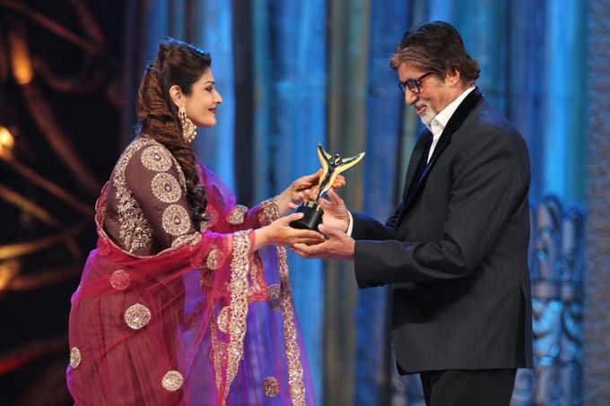 Raveena-and-Big-B-at-Sansui-COLORS-Stardust-awards