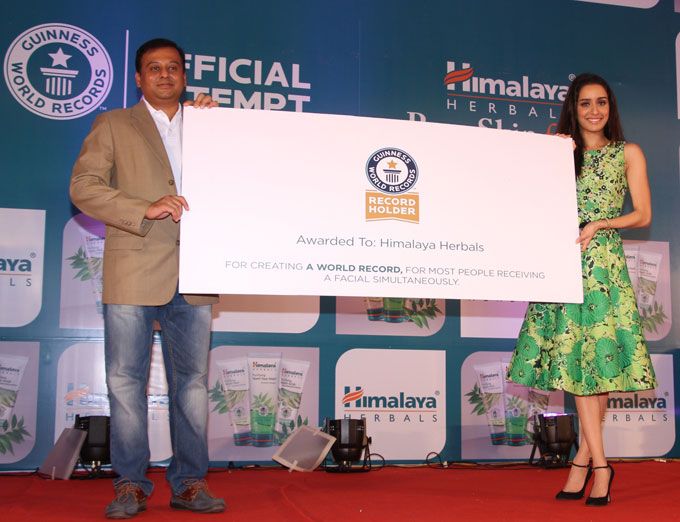 Shraddha Kapoor Presenting The Guinness World Records Certificate