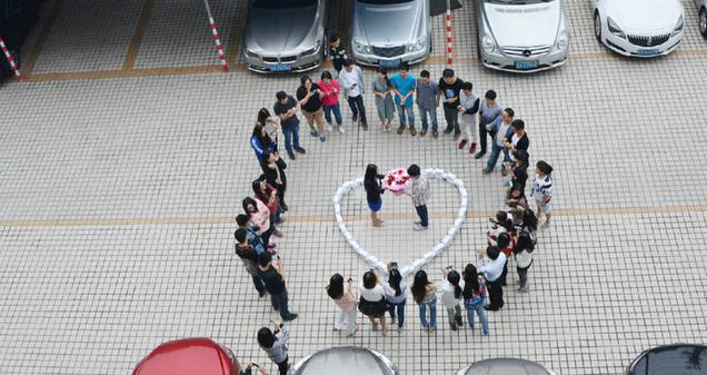 Would You Say “No” To A Guy Who Proposed With 99 iPhones?