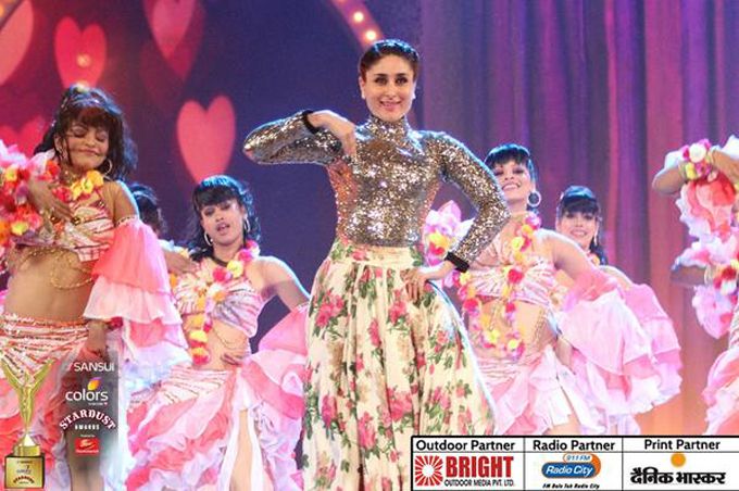 Kareena Kapoor performing at the Sansui Colors Stardust Awards 2014