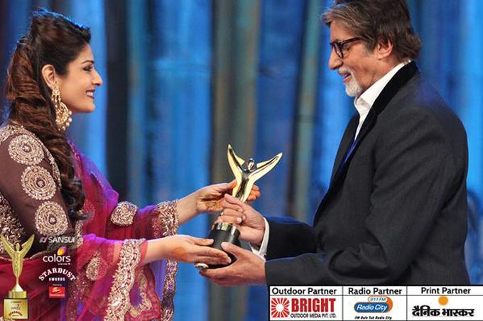 Raveena Tandon gives away an award to Amitabh Bachchan (Source: @ColorsTV Twitter)