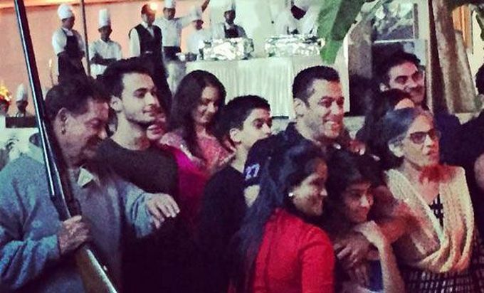 Salman Khan, Aripta Khan, Aayush Sharma and family (Source: Deccan Chronicle)