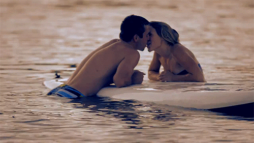 Couple in the ocean | Source: Tumblr