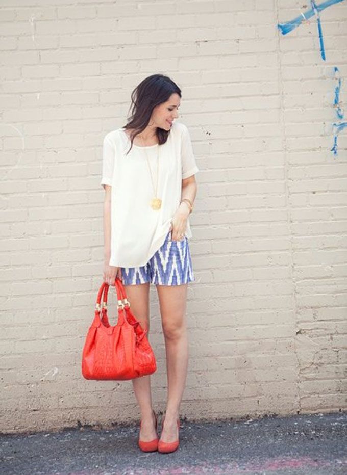 Mute tones in a plain tee and light blue ikat print shorts with a pop of a red tote. (Pic: Bloglovin)