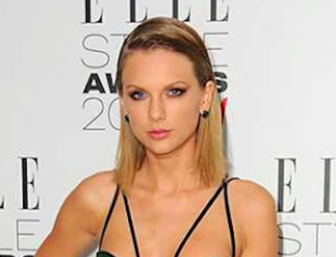You Need To See The Back Of Taylor Swift’s Dress!