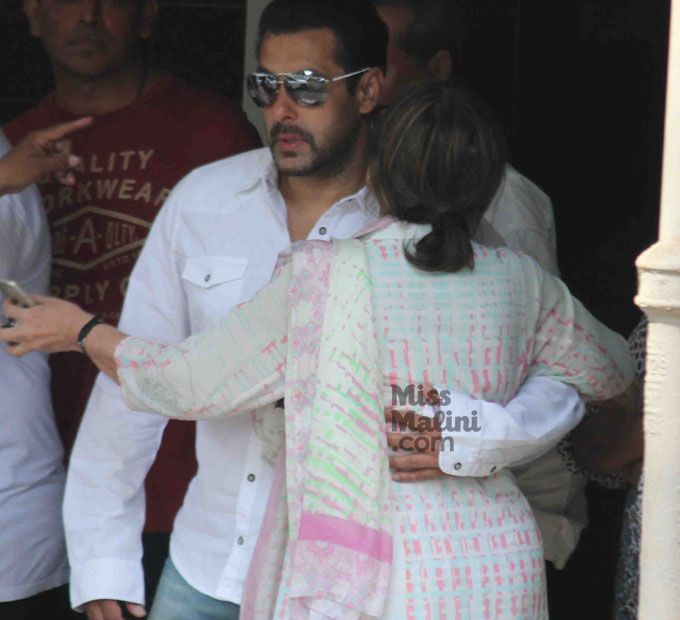 Salman Khan & Family Leaving For Court