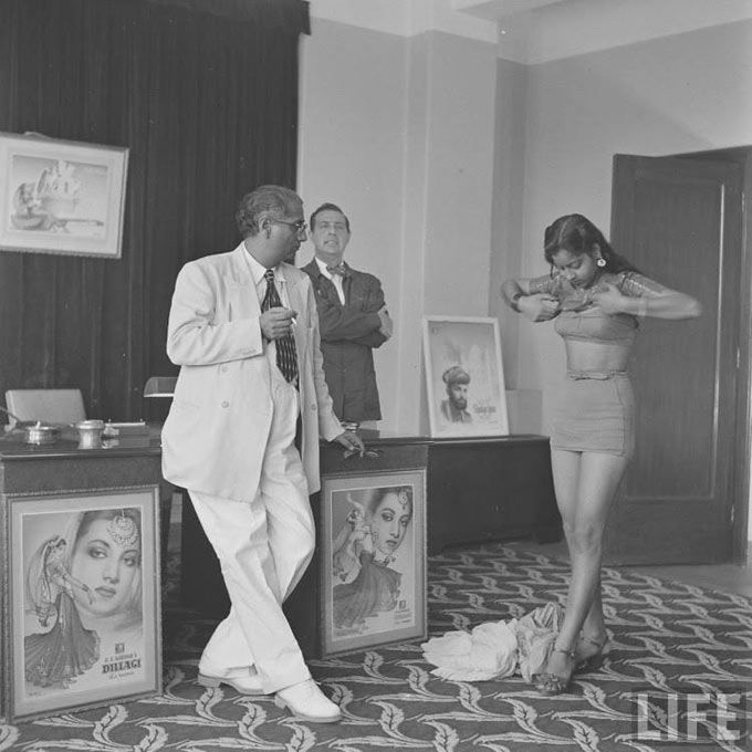 These Vintage Pictures Of Bollywood Auditions In The ’50s Will Make You Angry!