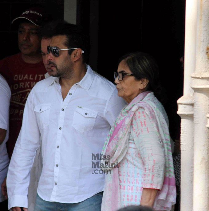 Salman Khan & Family Leaving For Court