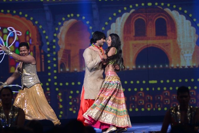 Amaya and Mantu in Star Parivaar Awards