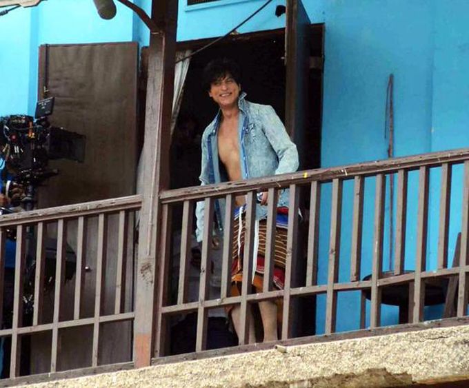 *Photo Alert* Oops! It Looks Like Shah Rukh Khan Forgot His Underwear At Home!