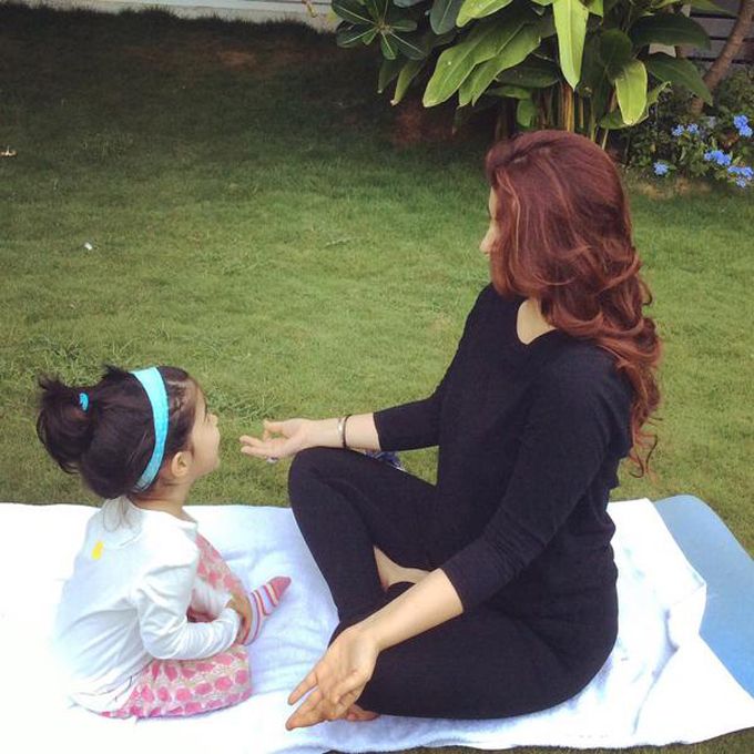 This Super Cute Photo Of Twinkle Khanna Meditating With Her Daughter Nitara Will Help You Relax!