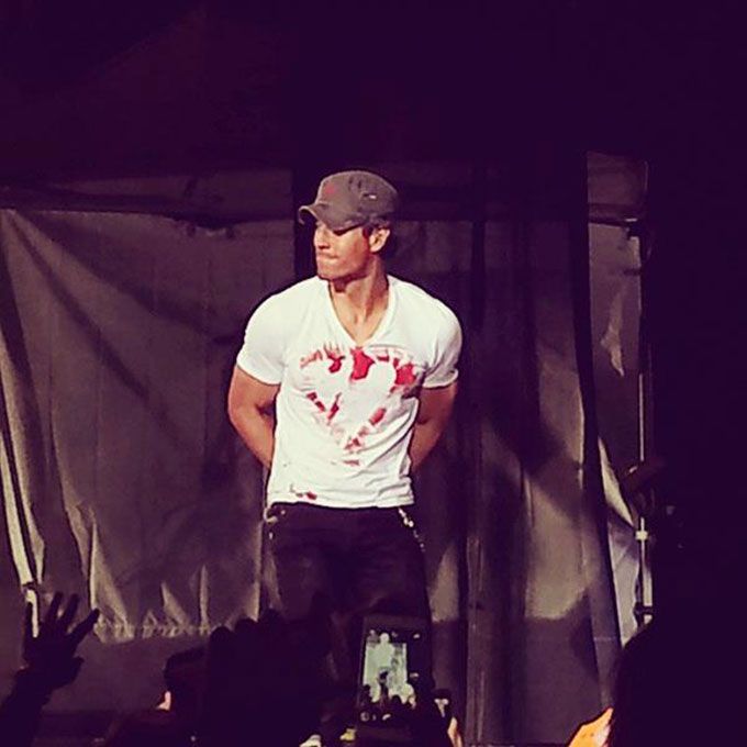 Video: Enrique Iglesias Sliced His Fingers During A Concert – But Continued Performing!