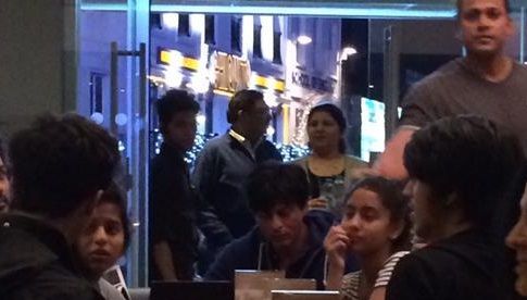 Photo Alert: Shah Rukh Khan Chills With Aryan & Suhana At An Ice-Cream Parlour In London!