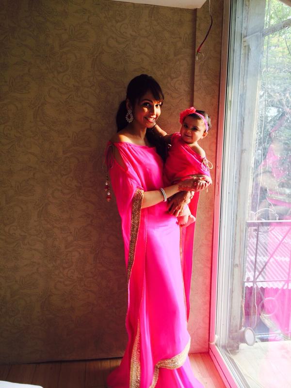 Isha Koppikar with her daughter Rianna | Source: Twitter |