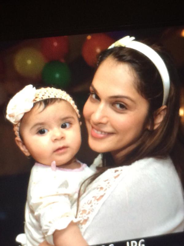 Isha Koppikar with her daughter Rianna | Source: Twitter |