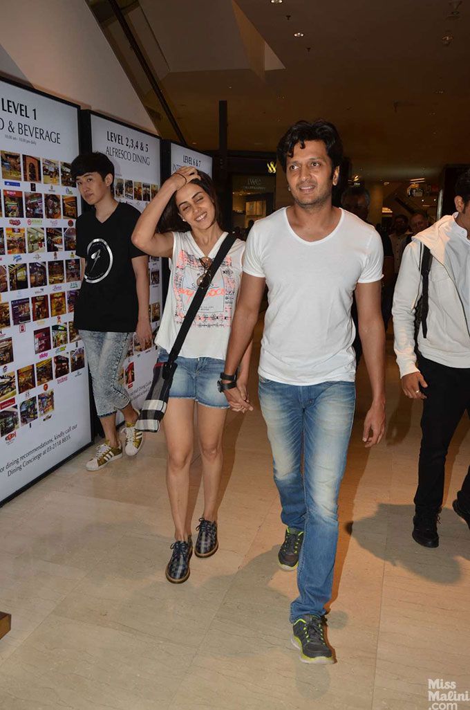 In Photos: Riteish Deshmukh & Genelia Deshmukh Spotted Wearing Matching Outfits While Shopping In Malaysia #IIFA2015