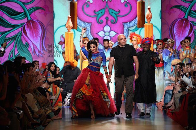 Only Tarun Tahiliani Can Bring Paintings To Life On A Runway!