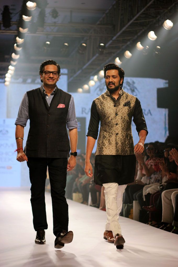 Raghavendra Rathore Brings In The Royalty With Riteish Deshmukh On Day 2 Of Lakmé Fashion Week!