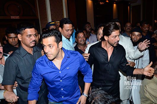 Shah Rukh Khan And Salman Khan Have Gotten Into Yet Another Battle – This Time It’s Cracking Us Up!