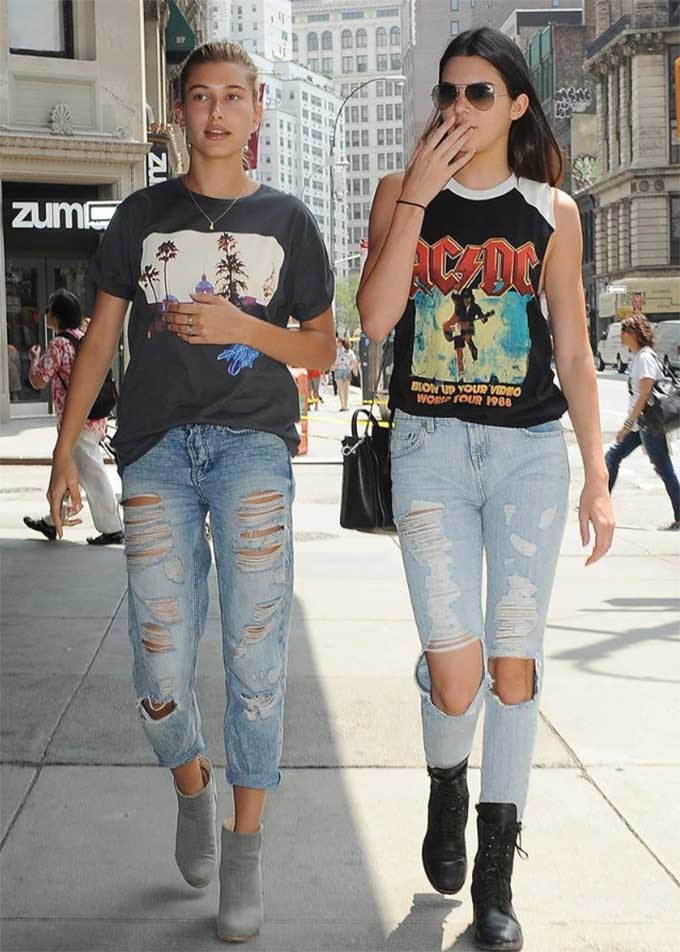Kendal Jenner and bestie Hailey Baldwin really now how to sport their rocker tees. Pic : Bloglovin.com