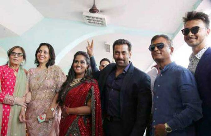 Did Salman Khan’s Grand Entry Just Steal The Thunder At Arpita Khan’s Wedding Reception?