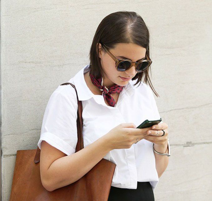 And some people just know how to make checking texts look chic! (Pic: @quistyle's Instagram)