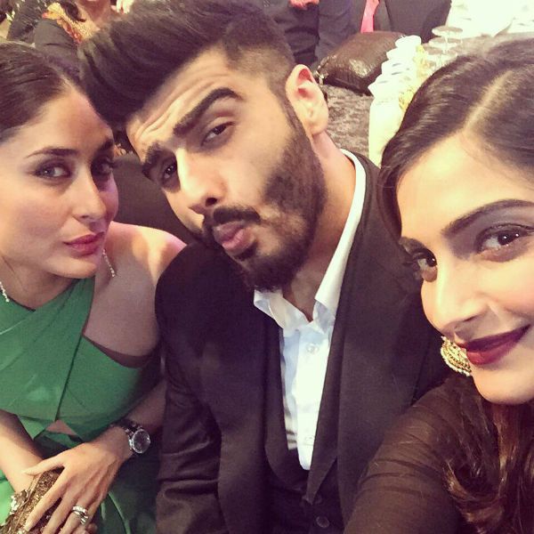 Kareena Kapoor, Sonam Kapoor &#038; Arjun Kapoor’s Selfie Will Kick Your Selfie’s Ass!