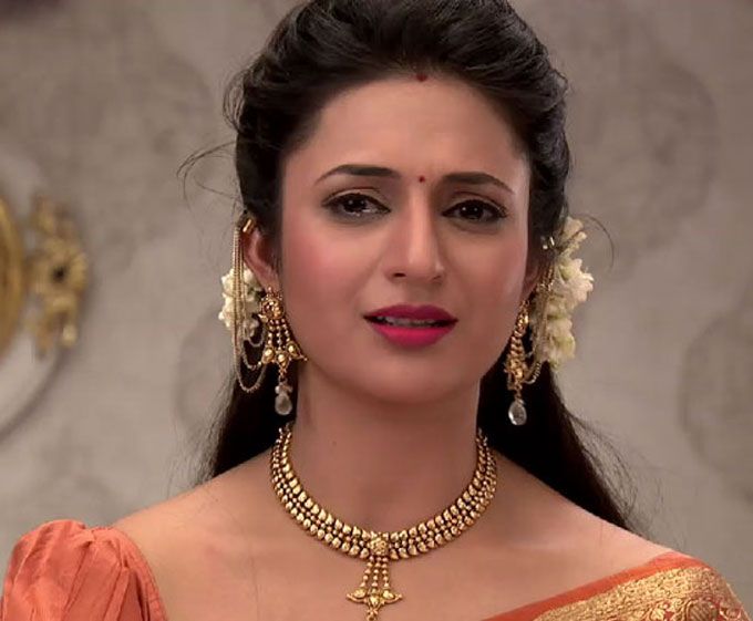 Oh No! Divyanka Tripathi Was Diagnosed With Food Poisoning & This Is What She Did!