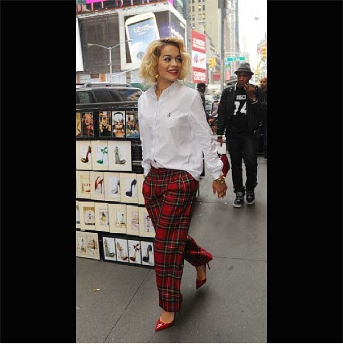 Rita Ora shows su how Oversized fashion really works. Pic : modeltheworld.blogspot.com