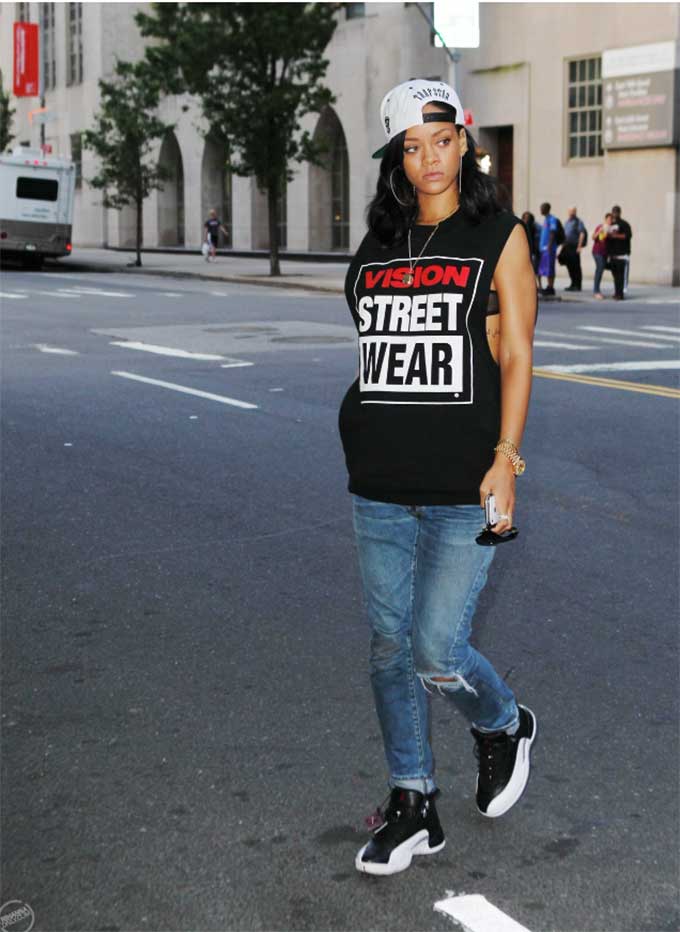 Rihanna takes Hip Hop to the Streets. Pic : lefashionimage.blogspot.com