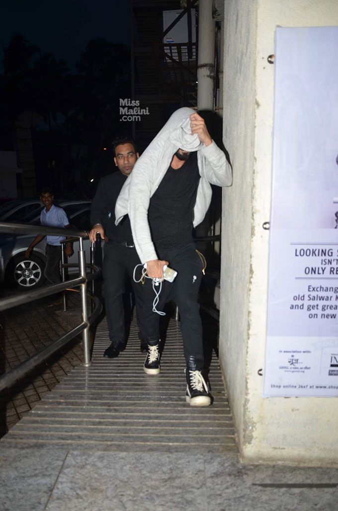 In Photos: Shahid Kapoor Gets Mobbed By The Paparazzi!