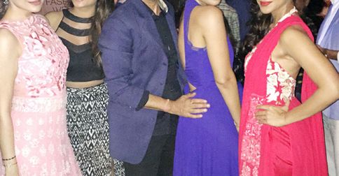 Check Out These B-Town Beauties Striking A Pose With Manish Malhotra At The Lakme Fashion Week!