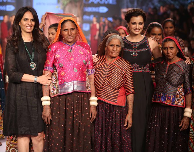 Anita Dongre and Dia Mirza with the craftswomen of Gujarat at Lakme Fashion Week W/F 2015