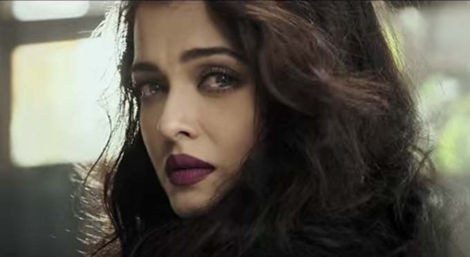 Aishwarya Rai Bachchan Looks Stunning In Jazbaa’s Song Bandeyaa!