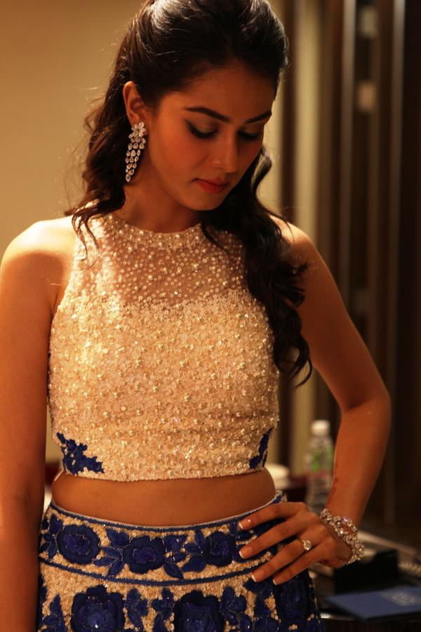 Mira Rajput Kapoor Looks Like A Dream At Her Wedding Reception!