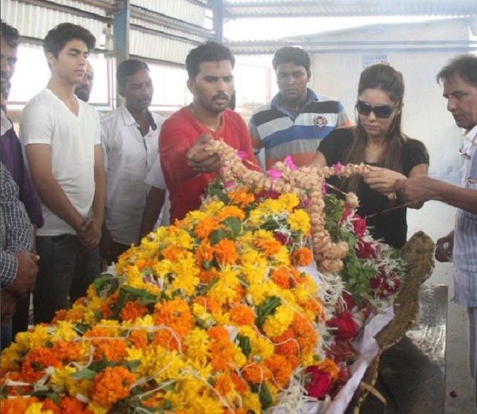 Gauri &#038; Aryan Khan Attend Shah Rukh Khan’s Spot Boy Subhash Jain’s Funeral