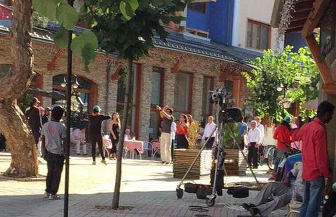 LEAKED: Behind The Scenes Pictures Of Shah Rukh Khan And Kajol In Bulgaria