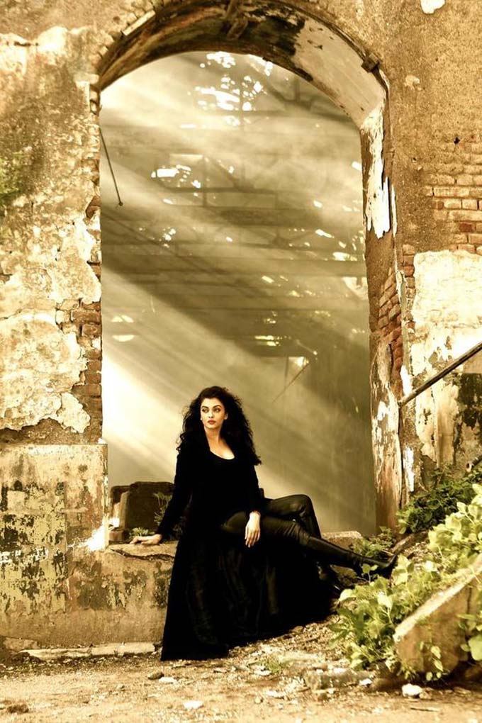 Aishwarya Rai Bachchan Looks Like A Dream In Jazbaa’s First Song – Bandeyaa!