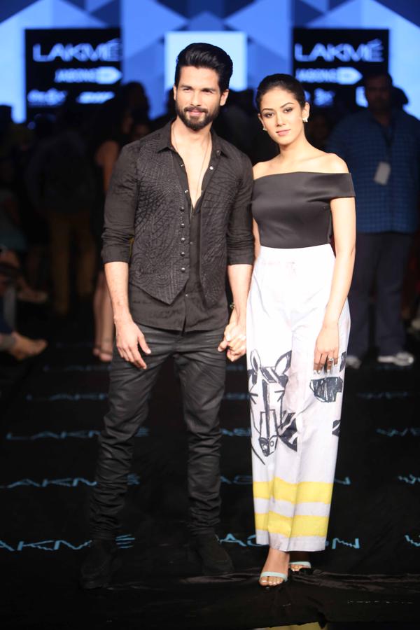 Shahid Kapoor & Mira Rajput Were Present At Masaba Gupta’s Show At The Lakme Fashion Week!