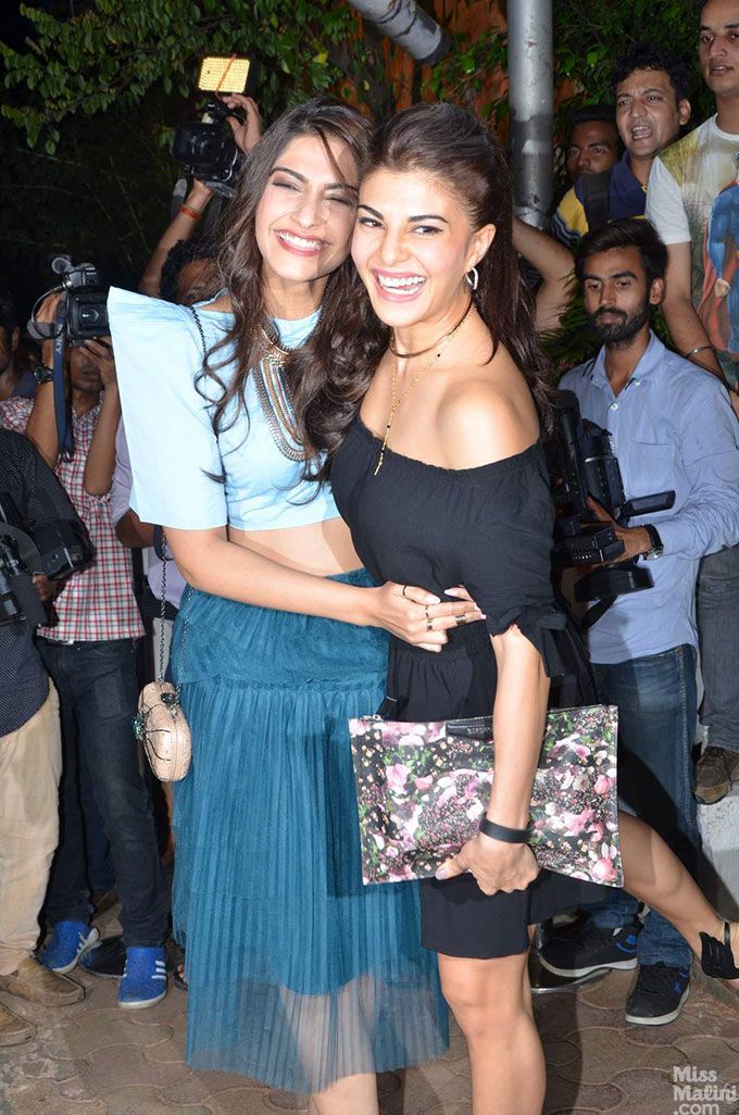 These Crazy Photos Will Give You The Perfect Timeline Of Sonam Kapoor And Jacqueline Fernandez’s Envious Night Out