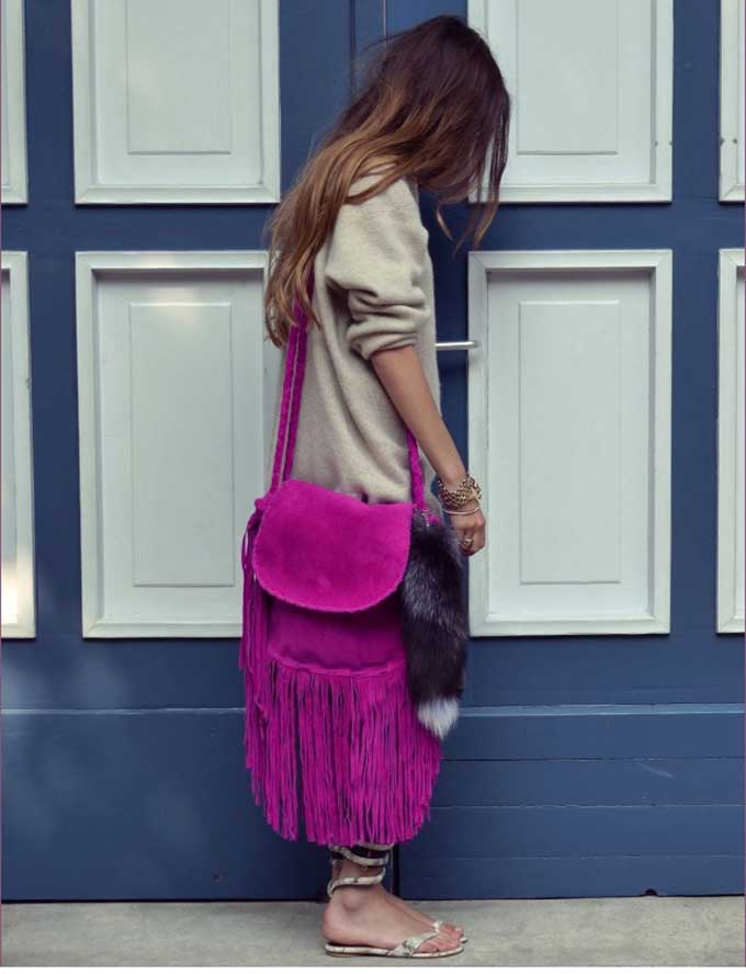 Bags are the perfect way to add a bit of colour into your look. Its subtle, yet effective. Pic : atlantic-pacific.blogspot.com