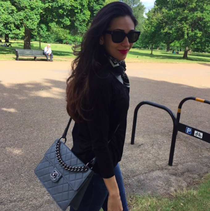 Karisma Kapoor Shows Us How To Put Our Fashionable Foot Forward While On Holiday!