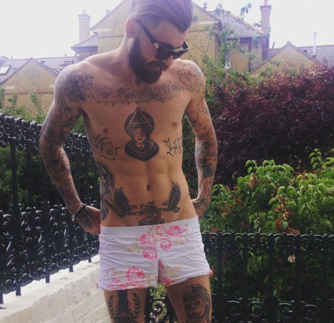 Chains, sunglases, tattoos, piercings and trucker hats (Pic: @chris_perceval on Instagram)