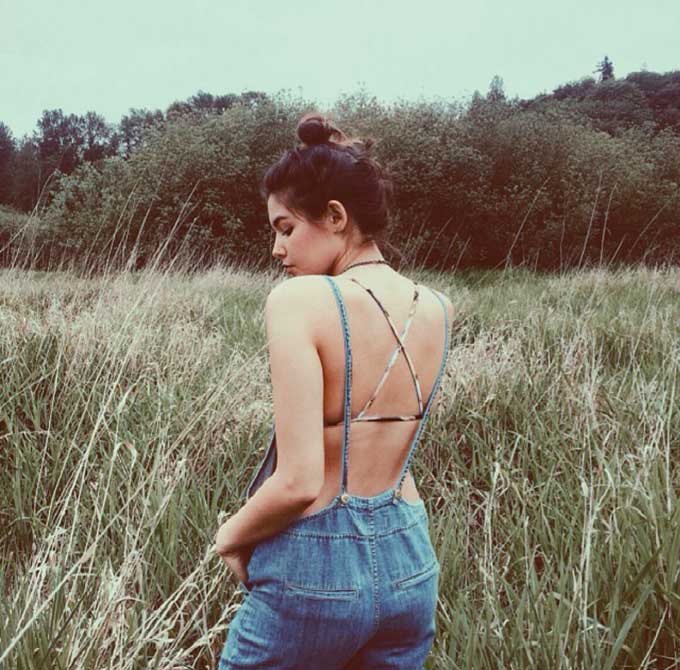 The open backed dungrees worn with a  bra-let. (Pic: @freepeopleuvillage on Instagram)
