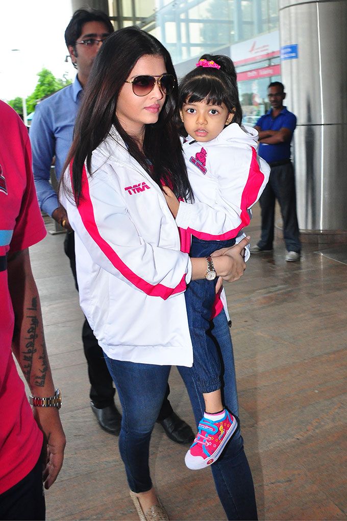 Airport Spotting: So Cute! Aishwarya Rai Bachchan &#038; Aaradhya Bachchan Wear Matching Outfits