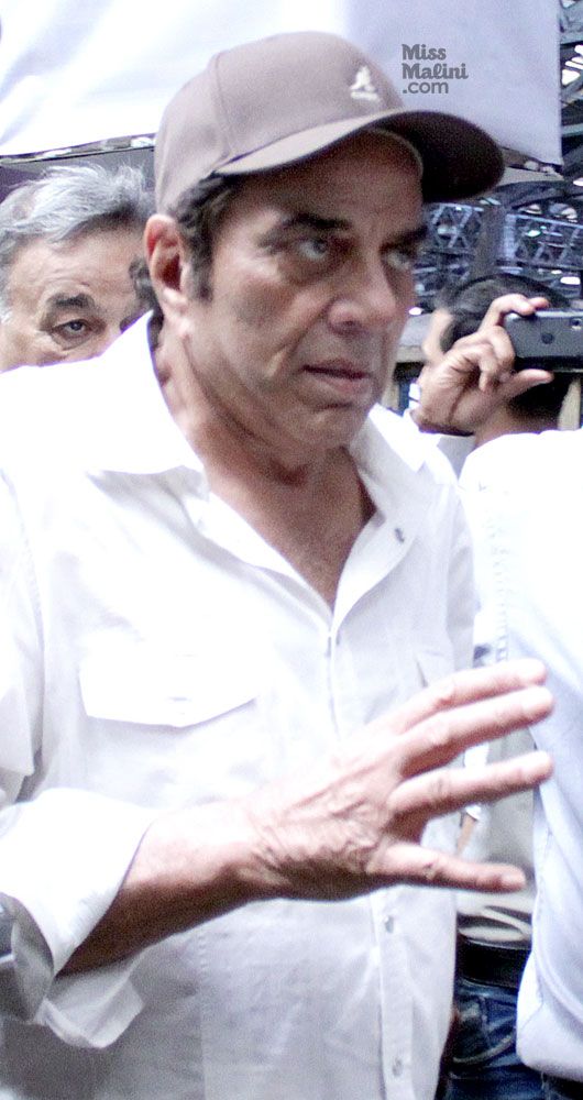 Dharmendra Is Displeased With The Media Circulating Injured Hema Malini’s Pictures!