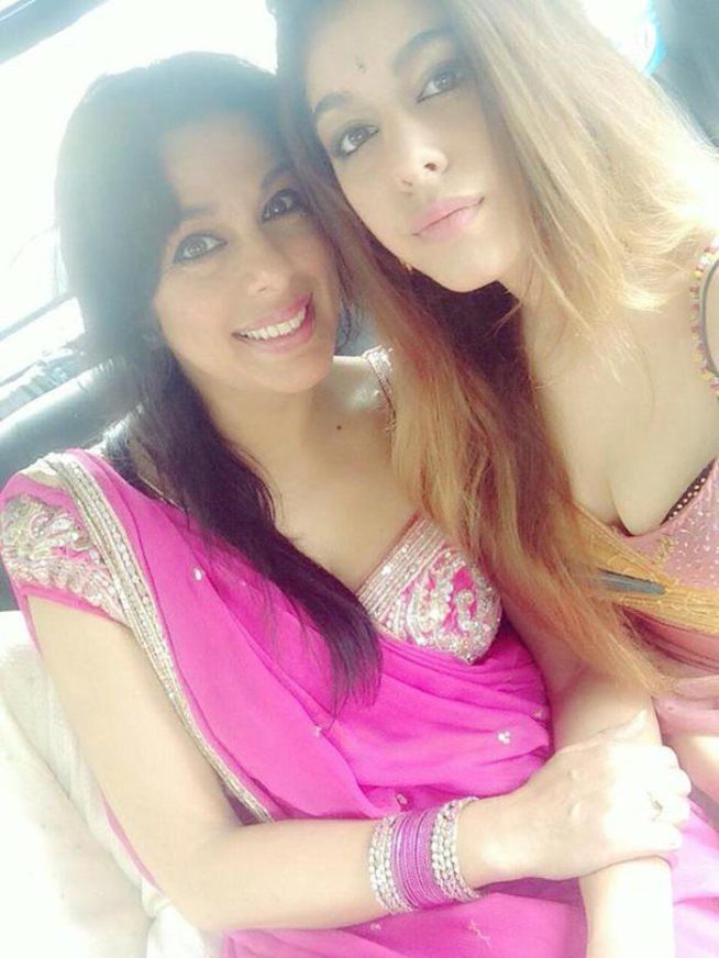 Pooja Bedi and her daughter | Source: Twitter |